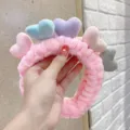 Linda diadema de felpa con corazones para lavado de cara, variante colorida y suave. - Rosa