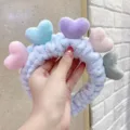 Suave diadema de felpa para lavar la cara con corazones coloridos, accesorio de pelo tierno. - Azul cielo