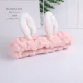 Fascia per capelli con orecchie di coniglio in peluche rosa per lavare il viso e trucco. - Fascia Orecchie di Coniglio Rosa Chiaro