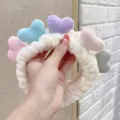 Bonita diadema de peluche con corazones para la cara, banda de pelo suave con corazones coloridos. - Beige
