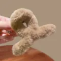 Bonita pinza de pelo de peluche pequeña para mujeres accesorios de invierno marrón - Café Claro