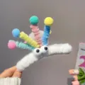 Lindo y esponjoso gancho para el pelo de monstruo con pompones coloridos, accesorio dulce. - Blanco