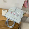 Graziosa borsa a tracolla in tela azzurra con tasche multiple e badge per uso quotidiano. - Blu (Senza Ciondolo)