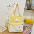 Borsa a tracolla in tela stile dolce, pois gialli e bianchi con ricamo gatto e ciondolo orsetto. - Borsa di Tutorato Con Ciondolo / Giallo
