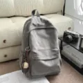 Zaino casual in camoscio grigio, elegante zainetto stile giapponese con ricamo e grande capienza. - con portachiavi / Grigio