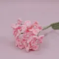 Primo piano dettaglio ortensia rosa a uncinetto fatta a mano, decorazione floreale in lana. - Rosa