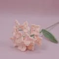 Splendido dettaglio di ortensia all'uncinetto fatta a mano, primo piano decoro lana rosa. - Colore pelle