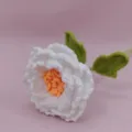 Vista di dettaglio di peonia bianca all'uncinetto fatto a mano, petali di filato delicati. - Bianco