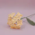 Dettaglio di fiore di ortensia gialla all'uncinetto fatto a mano, decoro floreale in lana per casa. - Giallo