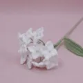 Fiore di ortensia bianca all'uncinetto fatto a mano con perla, dettagliato artigianato floreale. - Bianco