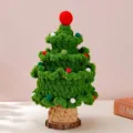 Decorazione da tavola albero di Natale all'uncinetto fatto a mano con pompon colorati. - Albero di Natale con palline rosse / Verde