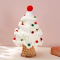 Primo piano dell'albero di Natale lavorato a maglia, palline e base in legno decorativa. - Albero di Natale con palline rosse / Bianco