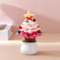 Pianta in vaso di albero di Natale all'uncinetto, grazioso decoro da scrivania lavorato. - Albero di Natale in Vaso Rosa Sfumato