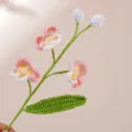 Dettaglio ramo di orchidea all'uncinetto fatto a mano, delicato fiore in filato come regalo. - Rosa