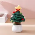 Dettaglio di albero di Natale in vaso all'uncinetto fatto a mano per graziosa decorazione. - Albero di Natale in Vaso Verde