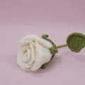 Dettaglio rosa bianca uncinetto fatta a mano, grazioso fiore in lana per decorazione. - Crema