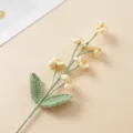 Dettaglio ramo di fiore giallo all'uncinetto, delicato accessorio decorativo lavorato a maglia. - Non scordarti di me Verticale-Giallo