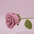 Vista dettagliata di rosa all'uncinetto fatta a mano, bocciolo rosa lavorato a maglia. - Rosa Retro