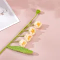Dettaglio ramo di fiori di mughetto all'uncinetto fatto a mano, fiore artificiale in filato. - Giallo