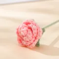 Fiore di rosa all'uncinetto fatto a mano, regalo floreale in filato rosa, stelo decoro - Rosa Bolla - Rosa