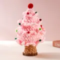 Variante di albero di Natale all'uncinetto rosa fatto a mano con pompon e base in legno. - Albero di Natale con palline rosse / Rosa
