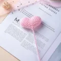 Variante di fiore cuore rosa all'uncinetto fatto a mano, regalo carino perfetto per fidanzata e amiche. - Cuore-LOVE Rosa