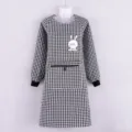 Detalle de delantal de manga larga a cuadros en blanco y negro, bolsillo con conejo - Bata de Conejo Negra