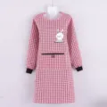 Detalle del delantal de cuadros con estampado de conejo lindo y bolsillo con cremallera. - Bata de Conejo Rojo Jujube