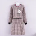 Delantal de manga larga a cuadros estilo coreano con bolsillo de cremallera y conejo para cocinar. - Bata de Conejo Marrón