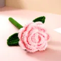 Dettaglio fiore di rosa rosa all'uncinetto fatto a mano, materiale in filo morbido e squisito. - Grande Rosa in Filato Ciniglia / Rosa