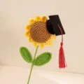 Girasole all'uncinetto fatto a mano con cappello di laurea, perfetto regalo per studenti. - Cappello di Laurea - Girasole