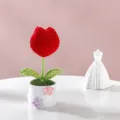 Dettaglio di piantina di tulipano rosso all'uncinetto in vaso, graziosa decorazione regalo. - In vaso - Tulipano a testa singola (Rosso)