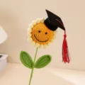 Girasole all'uncinetto fatto a mano con cappello di laurea e nappa, regalo ideale studenti. - Cappello di Laurea - Faccina Sorridente Tonda