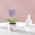 Vista dettagliata di tulipano all'uncinetto fatto a mano, graziosa decorazione da scrivania. - In vaso - Tulipano a testa singola (Viola)
