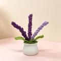 Pianta in vaso di lavanda lavorata all'uncinetto fatta a mano che mostra i dettagli dei fiori. - Pianta di Lavanda in Vaso