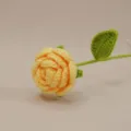 Dettaglio di fiore di rosa gialla all'uncinetto, stelo lavorato a maglia fine. - Giallo Chiaro
