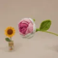 Fiore di rosa sfumato all'uncinetto artigianale, delicata decorazione a stelo singolo per la tavola. - Sfumato Rosa