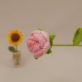 Dettaglio di rosa rosa all'uncinetto fatto a mano, squisita decorazione floreale. - Triplo Sfumato Rosa