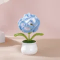 Garofano all'uncinetto fatto a mano in vaso, pianta decorativa in lana con vasetto bianco. - Garofano in Vaso Blu Sfumato