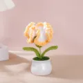 Garofano all'uncinetto fatto a mano in vaso, grazioso ornamento floreale per la casa. - Garofano in Vaso Giallo Sfumato