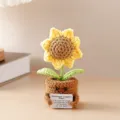 Pianta di girasole in vaso all'uncinetto con biglietto di incoraggiamento per scrivania. - Girasole