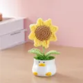 Vista dettagliata di una pianta in vaso di girasole all'uncinetto con simpatico vaso in ceramica. - Pianta in Vaso Anatra Fortunata - Girasole