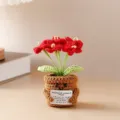 Dettaglio pianta in vaso all'uncinetto artigianale, simpatico fiore di supporto emotivo. - Non scordarti di me (Rosso)