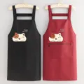 Süße Cartoon Katze bestickte wasserdichte Küchenschürze mit Taschen zum Kochen und Backen - Zweiteilige Lucky Cat Träger - Schwarz + Rot