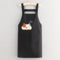 Delantal de cocina negro impermeable con bordado de gato tierno, bolsillos y tirantes - Tirante Gato de la Suerte - Negro