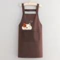 Delantal de cocina impermeable marrón con bolsillo bordado de gato tierno y cremallera útil. - Tirante Gato de la Suerte - Marrón