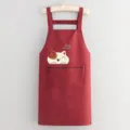 Delantal de cocina impermeable rojo con bonito bordado de gato, bolsillo con cremallera y tirantes. - Tirante Gato de la Suerte - Rojo