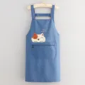 Delantal de cocina impermeable azul con lindo bordado de gato, bolsillo con cremallera y tirantes. - Tirante Gato de la Suerte - Azul