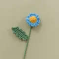 Dettaglio di fiore di margherita in filato uncinetto fatto a mano, bel regalo decoro. - Piccola Margherita Blu Singola Finita