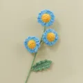 Bouquet di fiori di margherita blu all'uncinetto fatto a mano, grazioso regalo in lana lavorata. - Blu